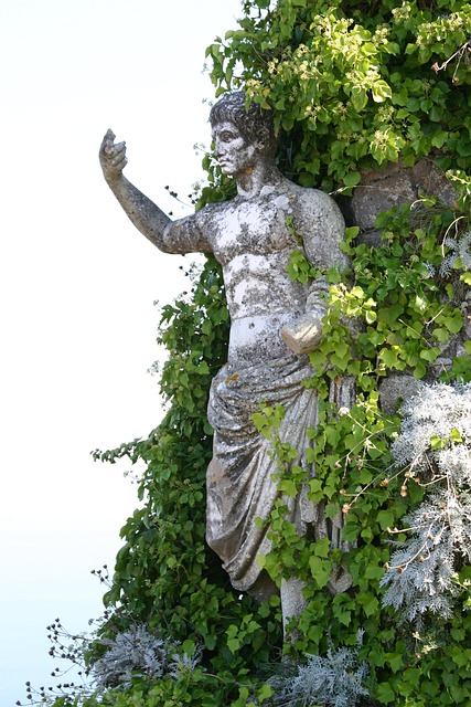 aula de formación en bienestar económico con materiales educativos y ordenador portátil