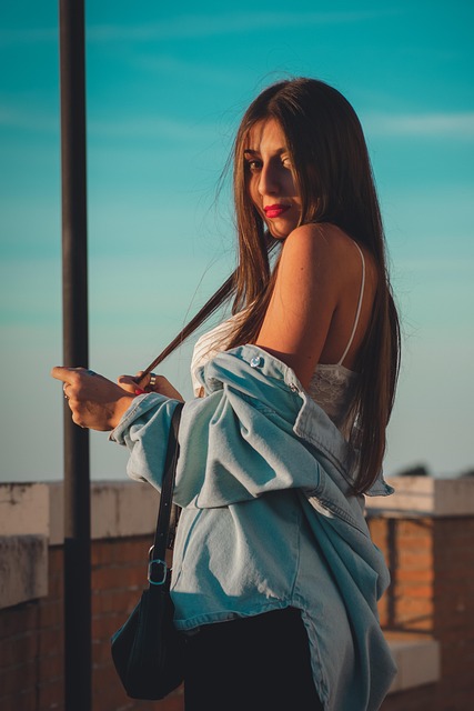 persona usando herramientas digitales para organizar suscripciones y recibos en ordenador